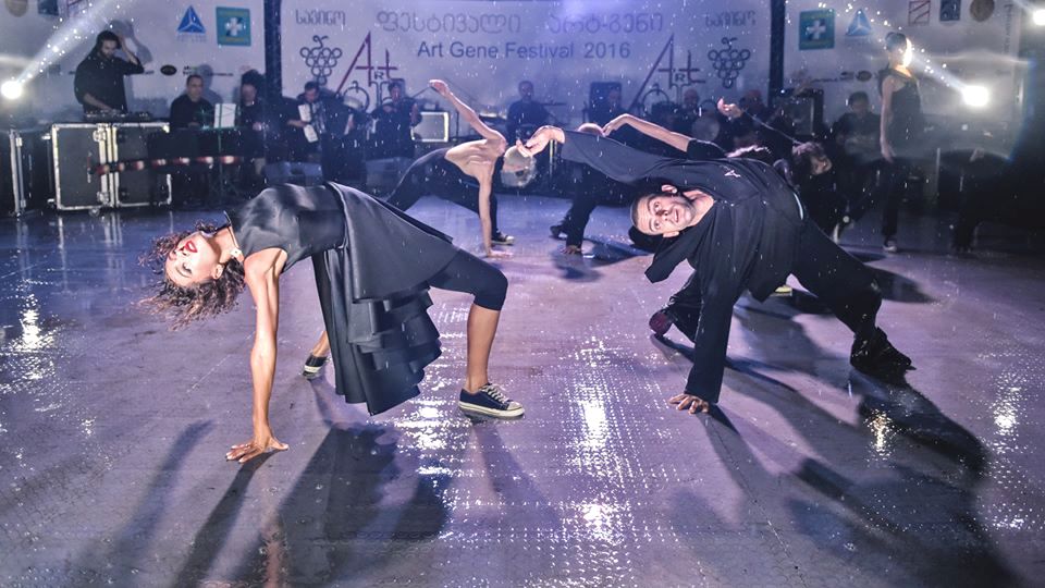 Sukhishvili ensemble performs under the rain at Art Gene festival geotv.ge